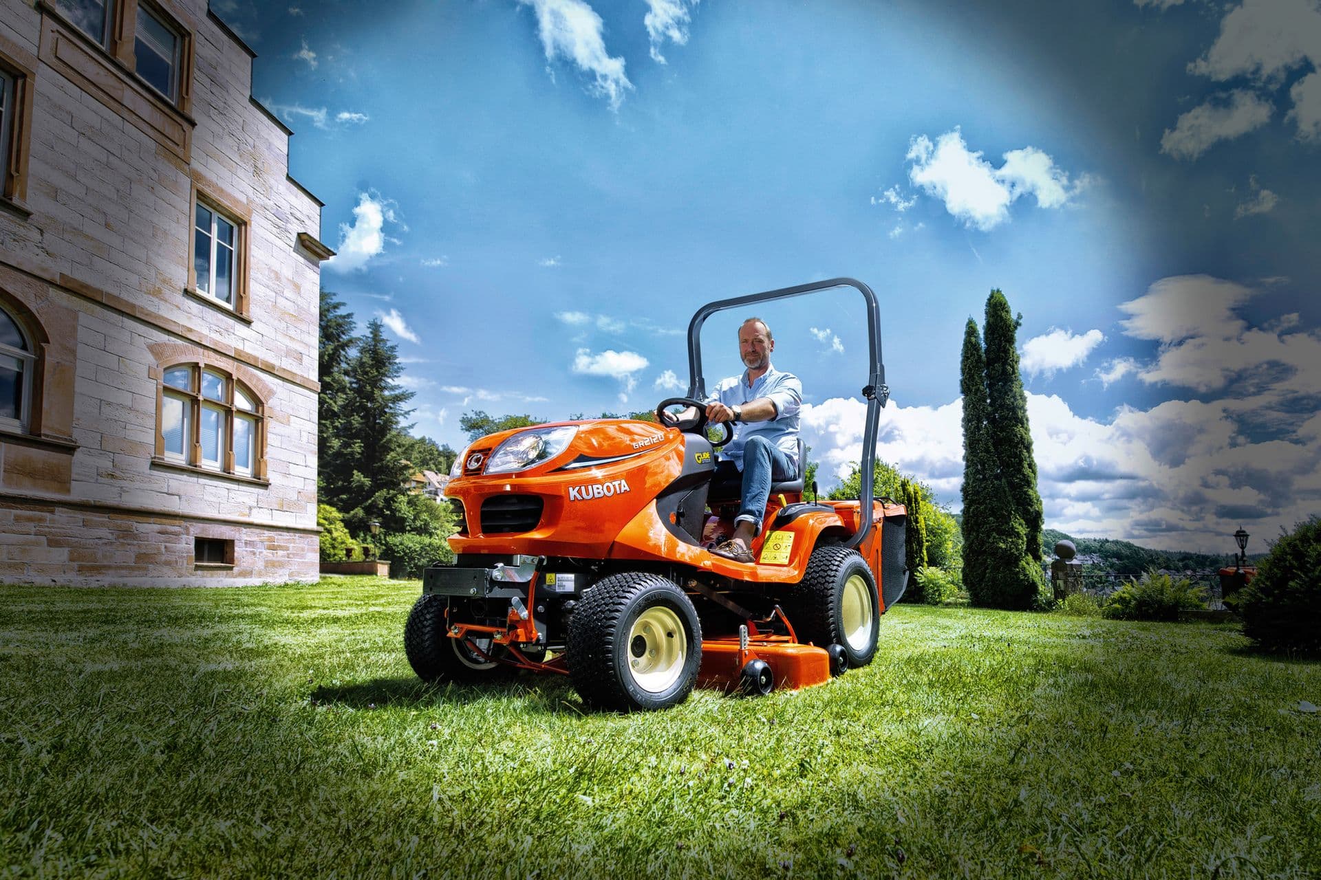 Kubota GR2120 podczas koszenia rezydencjonalnego trawnika